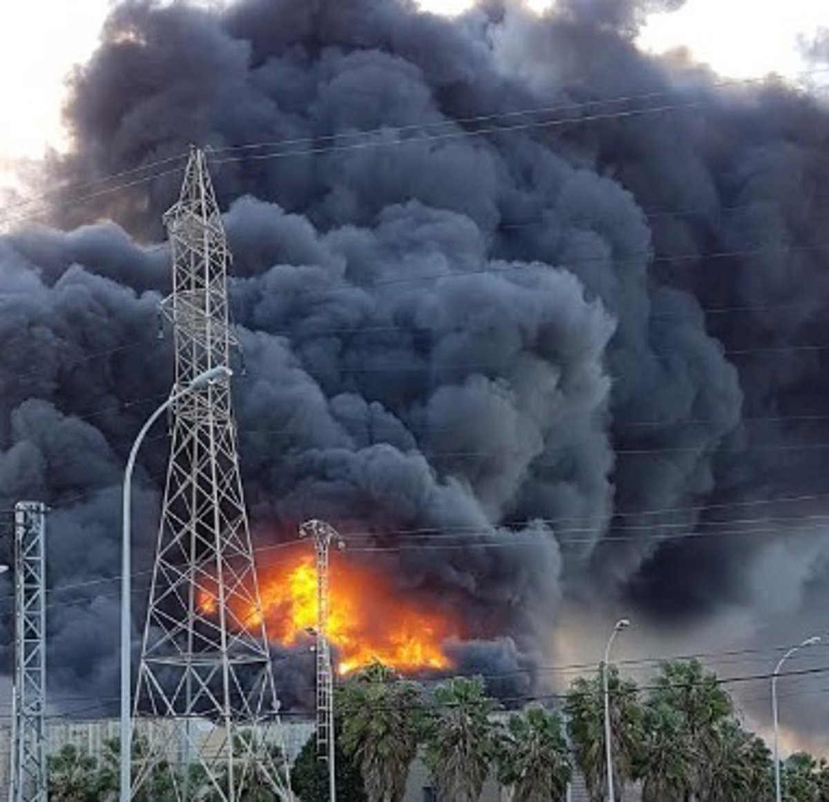 Imagen para: Los bomberos intensifican sus esfuerzos para controlar el incendio en Paterna