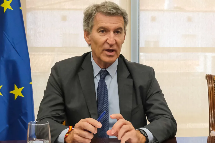 Imagen para: Feijóo critica que empleados de baja cobren lo mismo que trabajando