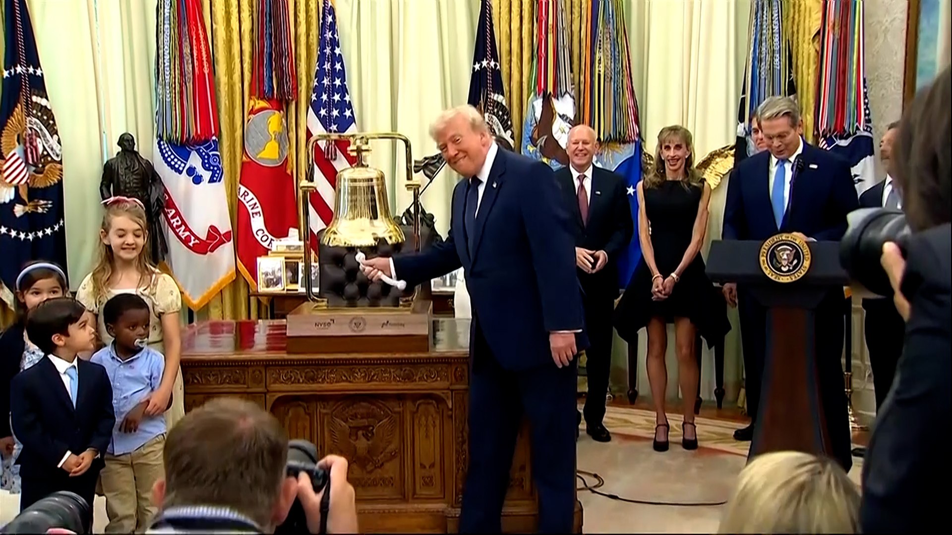Imagen para: Trump protagoniza el toque de campana de Wall Street desde el Despacho Oval: Implicaciones económicas
