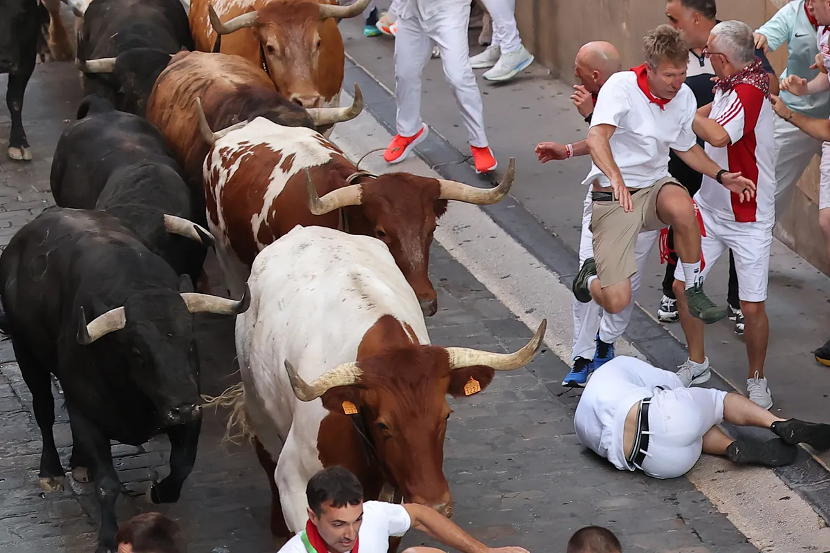 Imagen para: Tercer encierro de San Fermín: cornada a un mozo en la carrera de Victoriano del Río
