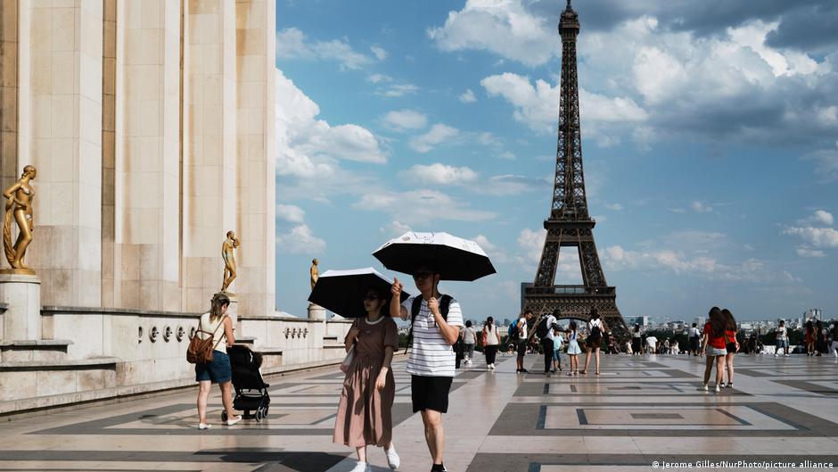Imagen para: La Torre Eiffel y museos de París cierran por ola de calor: razones y consecuencias
