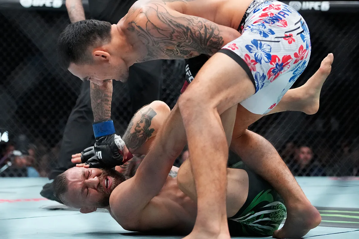 Conor McGregor sufre una lesión en la rodilla derecha y pierde ante Max Holloway: impacto en su carrera