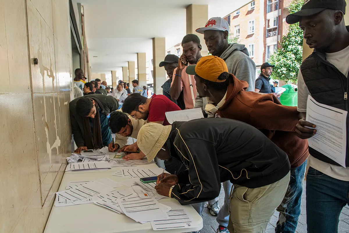 Imagen para: El Gobierno oculta datos sobre inmigrantes regularizados en el paro: análisis actual