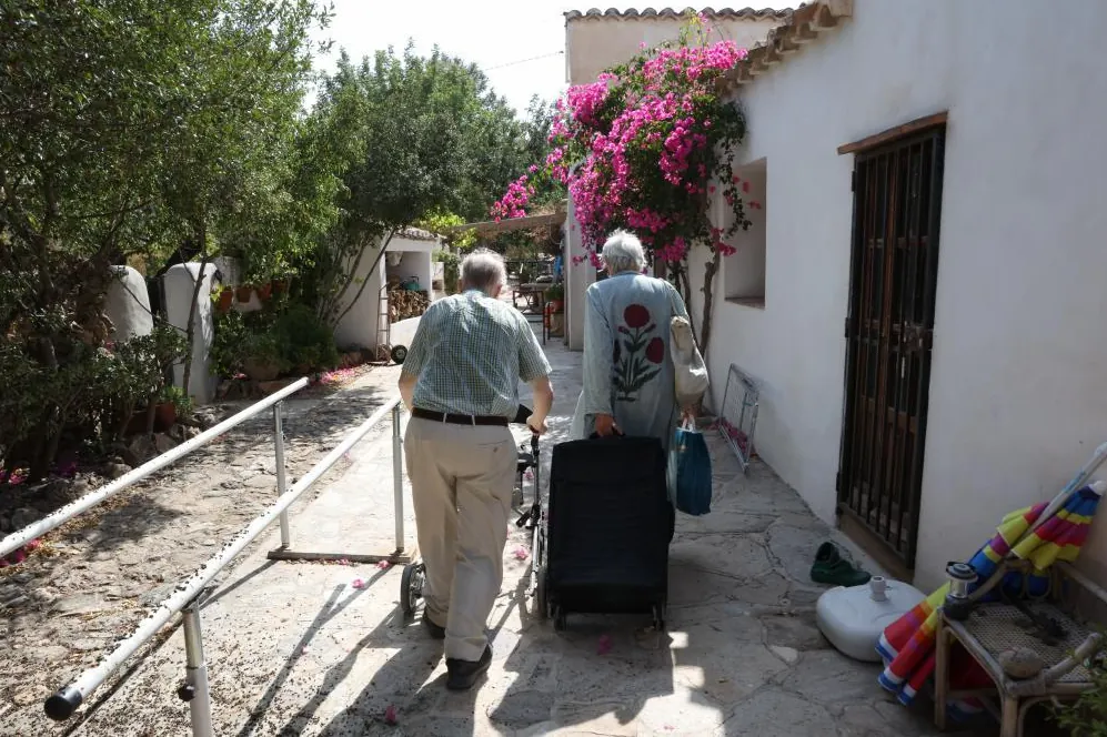 Los residentes de Los Gallardos regresan a sus casas tras el desalojo por incendio
