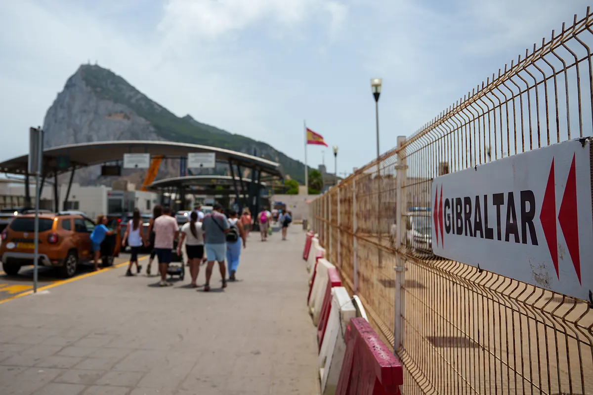 El Gobierno escenifica la demolición de la Verja de Gibraltar: nueva etapa en la relación con el Peñón