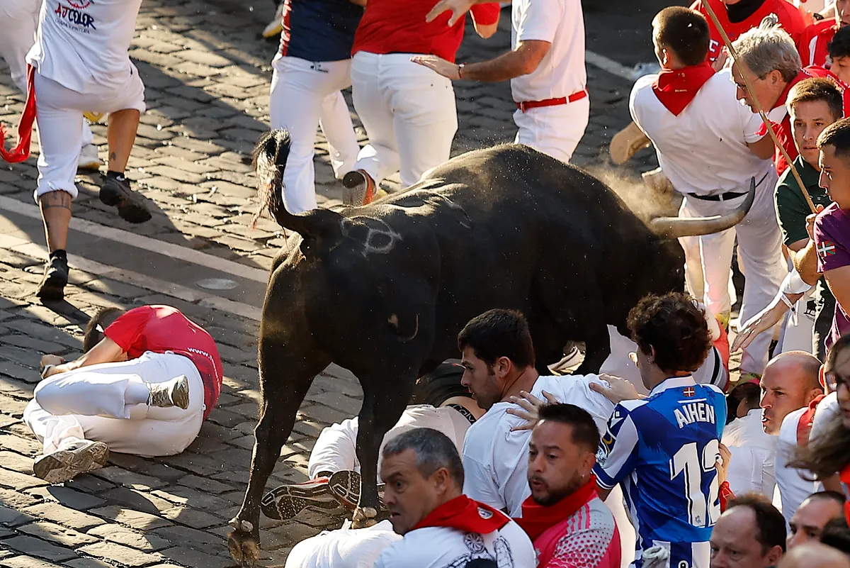 Octavo encierro de San Fermín: jandillas veloces y peligrosas que dejan dos cornadas