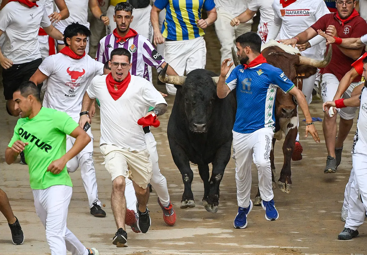 Imagen para: Sexto encierro de San Fermín 2026: La Palmosilla vuela entre la muchedumbre y provoca heridos