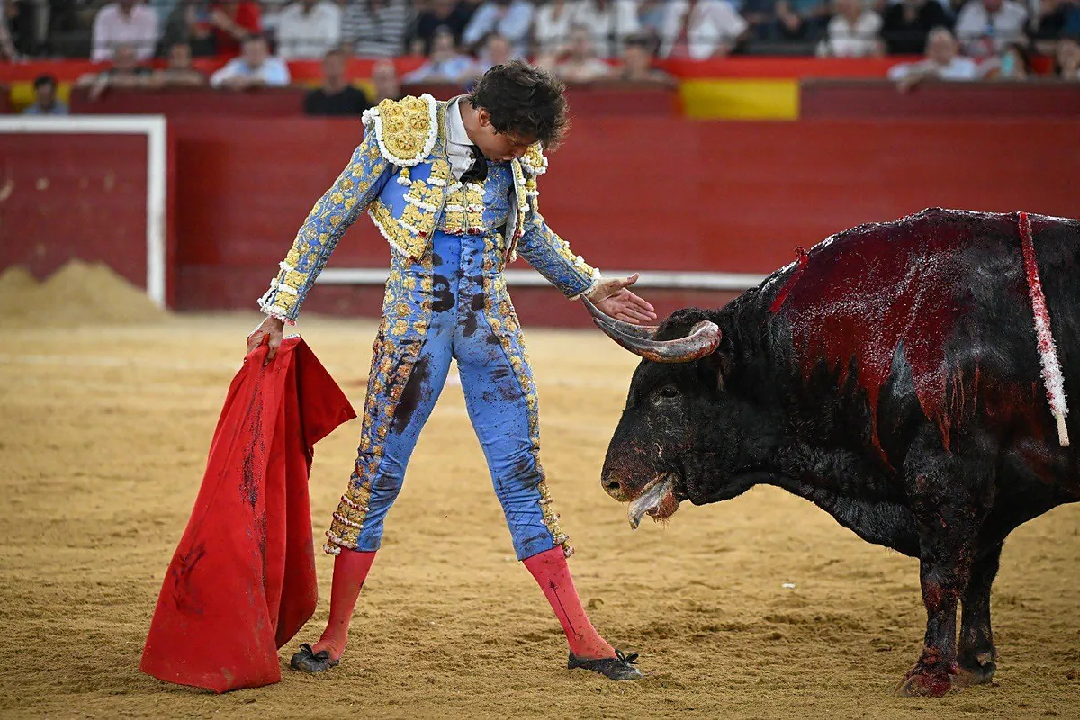 Imagen para: Roca Rey brilla en Valencia, pero la presidenta Pilar Bojé niega los trofeos