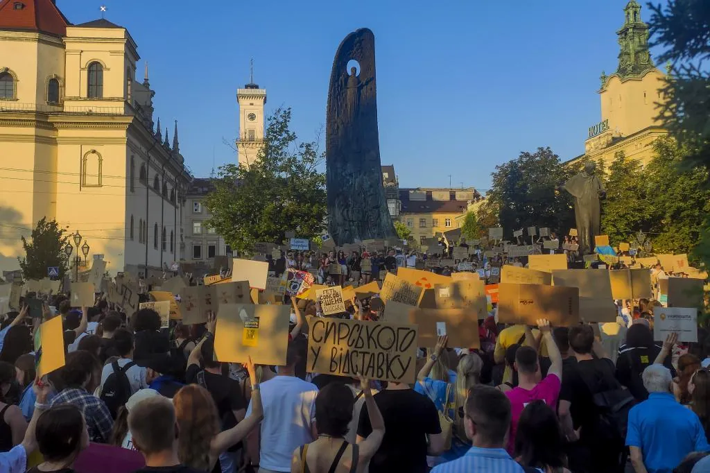 Imagen para: Protestas en Ucrania por la destitución del ministro de Defensa: Zelenski enfrenta desafíos