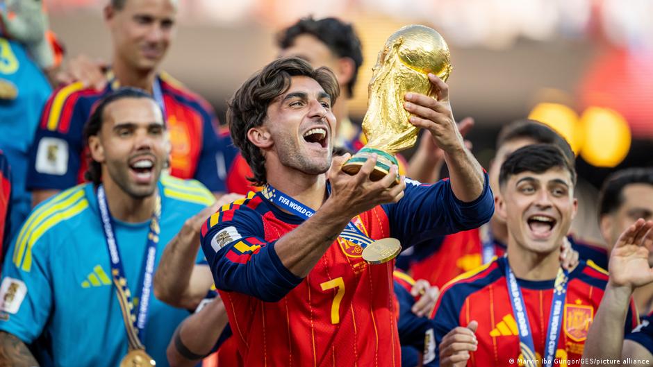 Imagen para: España destrona a Argentina en la clasificación FIFA: impacto del Mundial y caída de Alemania