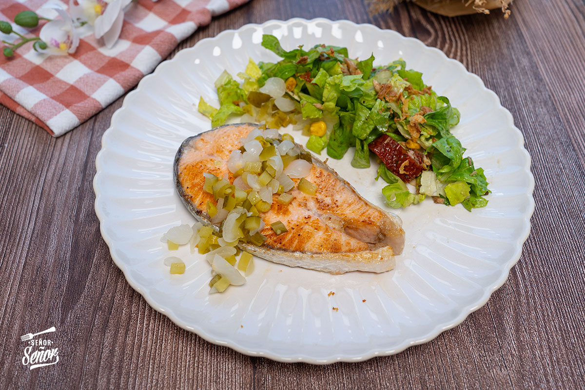 Cómo preparar salmón fresco con vinagreta de encurtidos: receta sana y casera