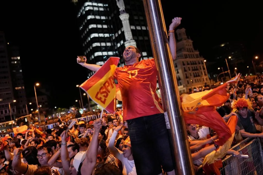 Imagen para: Lo prometido es deuda: España gana el Mundial y regala televisores y fibra óptica